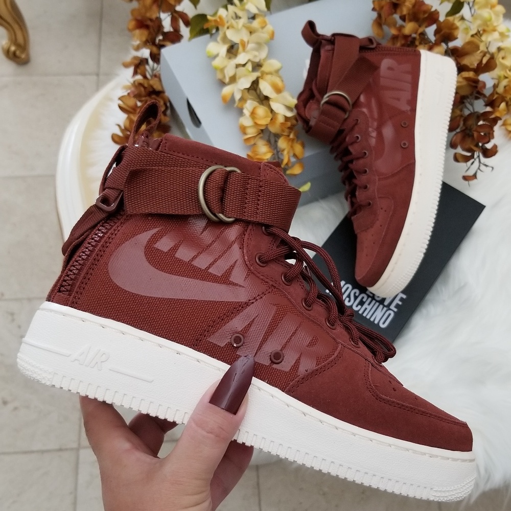 Nike SF Air Force 1 Mid Shoes - Picture 2 of 8